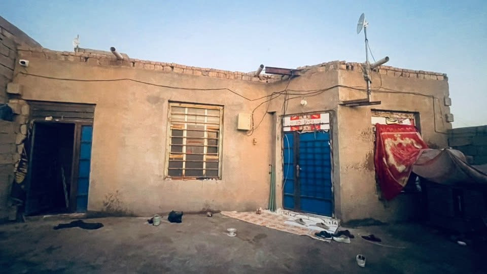 بيت للبيع المساحه 270
حي فدك مسافه 200متر عن الشارع
بيت بيه مطبخ وديوانيه 10ب4 والباقي موضحه بالفيديو
شارع 11 متر 
***********
