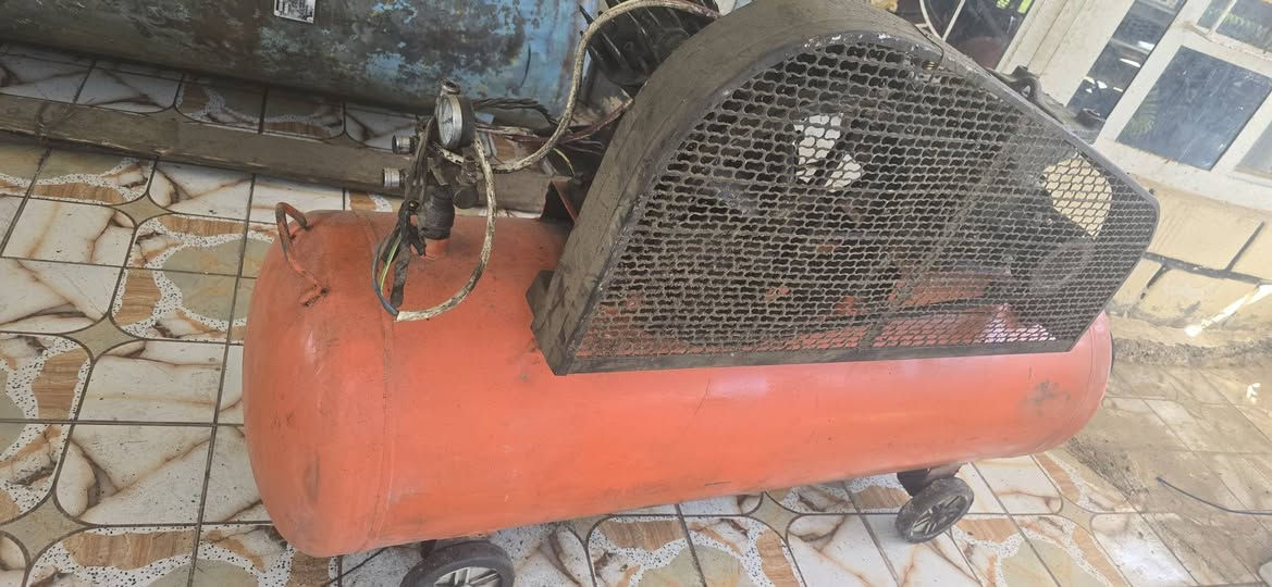 كنبريسر للبيع حجم ٣٥٠ عل فحص صناعه تركي كهرباء اثريفيز ضغط عالي الشراي يجي خاص او ينتصل عله الرقم ***********العنوان حله السعر انتصل وتدلل
