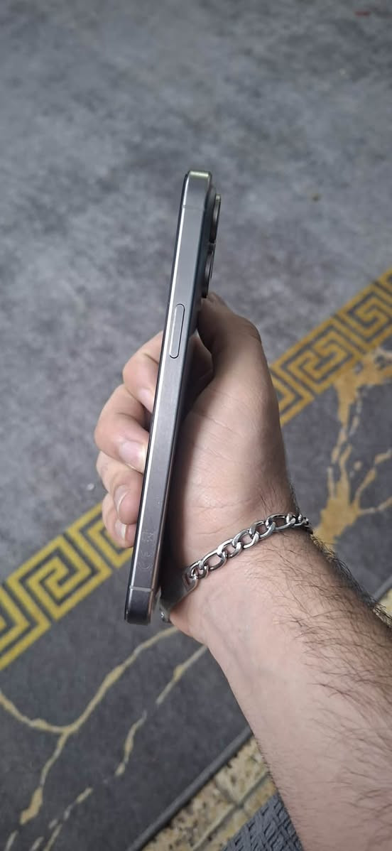 السلام عليكم 15 برو ماكس عزبي شرق اوسط ماستر ثلاث ايات AAA بطاريه 90 مبدل ضهر فقط والباقي مكفول للتواصل *********** واتساب فقط
