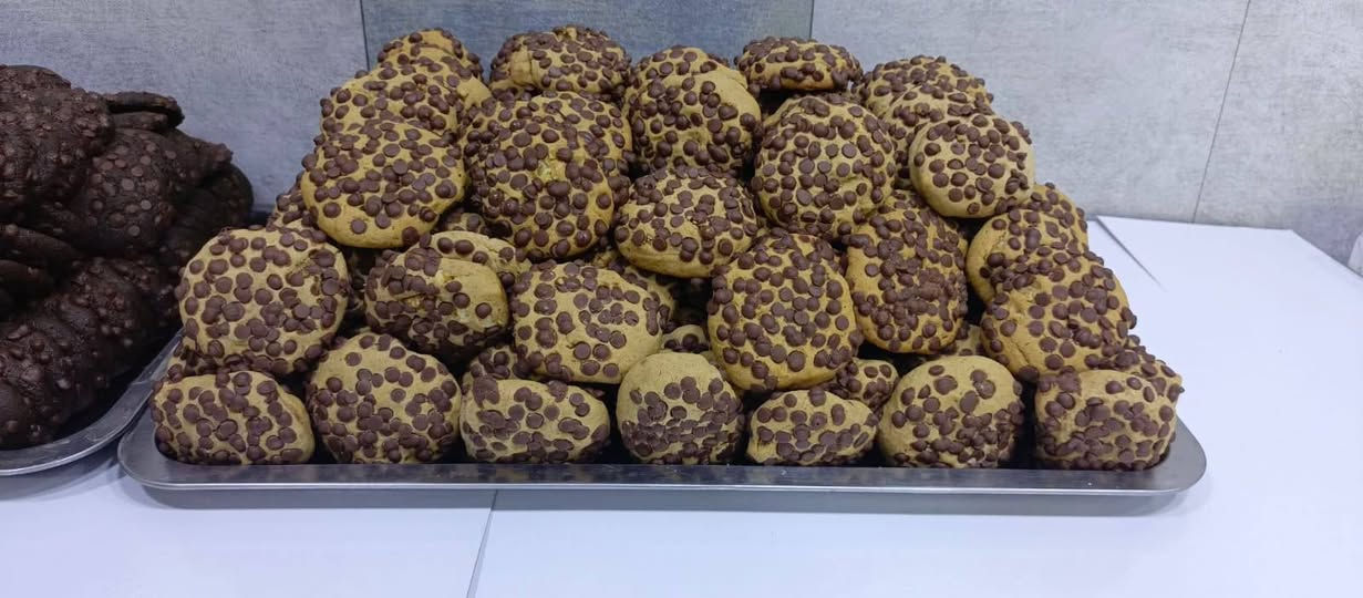 🍪✨ للكوكيز  عشّاقها… ولعدنا كل الأنواع اللي تحبوها! 😍

من الكوكيز الكلاسيكي 🍪 إلى كوكيز الشوكولاتة 🍫، والكوكيز المحشي والمليان نكهات لذيذة 🤎… اختاروا المفضل عندكم وخلو لحظتكم أحلى!

🤎 كوكيز طازج، مقرمش من الخارج وطري من الداخل… ومتوفر يومياً في أفران ومعجنات المائدة.

شنو نكهتكم المفضلة؟ 👀🍪
تعالوا جرّبوها وخلو الطعم يحچي! 😋

#أفران_ومعجنات_المائدة #كوكيز #حلويات #كوكيز_عراقي #طعم_يستاهل 

📍 العنوان/ الدورة/ابو دشير/الشارع العام/ مقابل جامع الرحمن 

✨ للطلب والاستفسار الاتصال على الرقم التالي واتساب ***********📞

