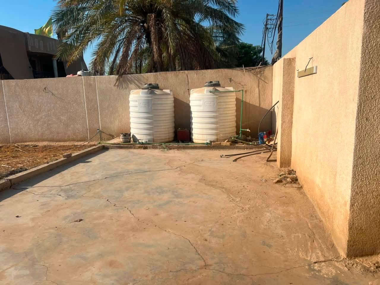 سلام عليكم من رخصت الادمن ربي يحفظكم البيع  نصف دونم  الواجهة 10  والنزال 125طابو صرف في منطقة الاوسمة والنواط قرب المحطة البانزين خانة  كافت الخدمات بي بيت 200  مبني بي  نقص البيت كاشي والبخ والجام / الي متوفر بي تئسيس مي مجاري كهرباء مي ٤ خطوط  السعر  350 الاتصال *********** ابو علي الساعدي ابو البيت
