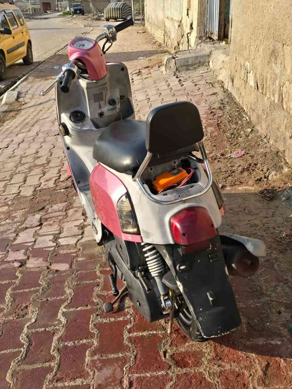 سلام عليكم دراجه بوليسي كابريتر دراجه نضيفه مامفتوحه فقط بس الكفرلت تجاري الفحص وين ماجان سعر 700وبيه مجال نكره سلف رقم ***********
