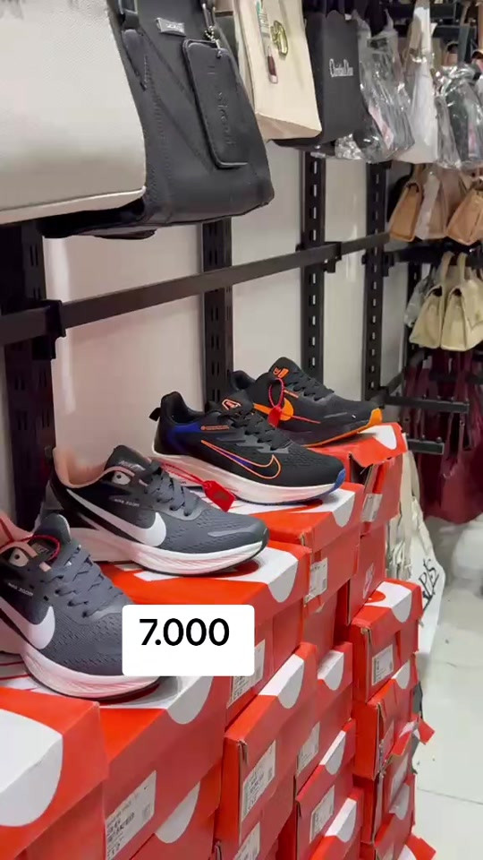 ✨ مجمع مصطفى البصام ✨ 🔥 عرض خاص وبلاش 👟 حذاء نايك شبابي نسائي 💥 السعر 7000 دينار فقط 📍 العنوان: الشرقي - قرب مجمع محمد البصام 📲 حجز واتساب: ⁠***********

نص مكتوب في الصور:
- 7.000