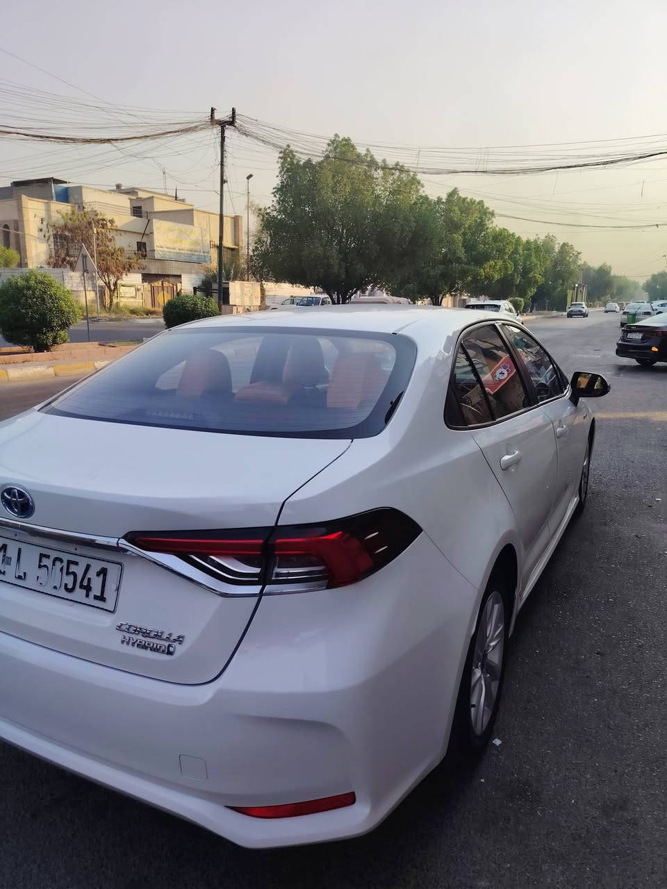 السلام عليكم
كورلا هايبرد تجميع الصين موديل ٢٠٢٣ ماشية ٤٧ 
بصمة دخول وتشغيل وصندوق ودخول ذكي 
فتحة سقف 
كراسي الامامية كهرباء والداخل جلد مشمشي 
فول تحكم مقود وشاشة وكامرا دوارة اصلية وباقي المواصفات المعروفة بالكورلا 
كفالة بدون صبغ و بدون تبديل و بدون حالوب بيها مكانين بارد شغل درجة اولى ممبين
السيارة حلوة وبدون شخوط واحلى من الصور 
السعر ١٤٧ بيها مجال حك الجية فقط
مكانها الكريعات معرض العبيدي 
رقم الهاتف ***********
