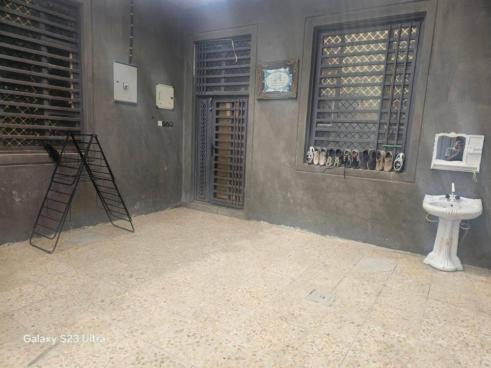 سلام عليكم دار  طابقين مساحه 250 متر طابو زراعي سند 25 مالك عراقي بناء حديث يتكون من 3غرف جوه 6/4 او مطبخ حار بارد جبير او صالة جبيره او ديوانيه 6/4 او حمامات داخليه او خارجيه اوشقه الفوك غرفتين وحده جبيره او وحده صغيره او مطبخ مفتوح عل صاله الشقه الثانيه هيكل غرف2 6/4 او مطبخ حار بارد او صاله الشقه الثانيه هيكل ❤️ السعر 170 او قابل للتفاوض العنوان عوسيان معمل ابلوك الكوفه ***********
