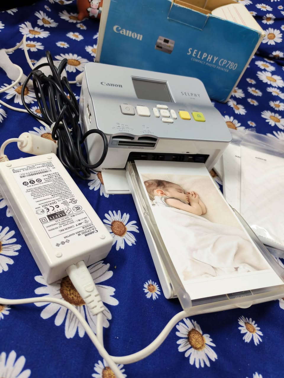 السلام عليكم
للبيع Canon SELPHY CP780 📸
طابعة صور احترافية بتقنية Dye-Sublimation، تعطي صورًا بجودة عالية ومقاومة للماء والخدوش.
المواصفات:
طباعة صور 10×15 سم خلال حوالي 47 ثانية.
شاشة LCD ملونة 2.5 بوصة.
تدعم الطباعة من بطاقات الذاكرة وUSB.
ألوان ثابتة وجودة مختبرات التصوير.
سهلة الاستخدام ومناسبة  للاستخدام المنزلي.
الحالة: مستعملة قليل كلش ونظيفة. الملحقات: الشاحن ودرج الورق  والورق 
السعر: 75 الف 
📩 للاستفسار أو التواصل عبر الخاص.
الهاتف : *********** 
بغداد _ البلديات
