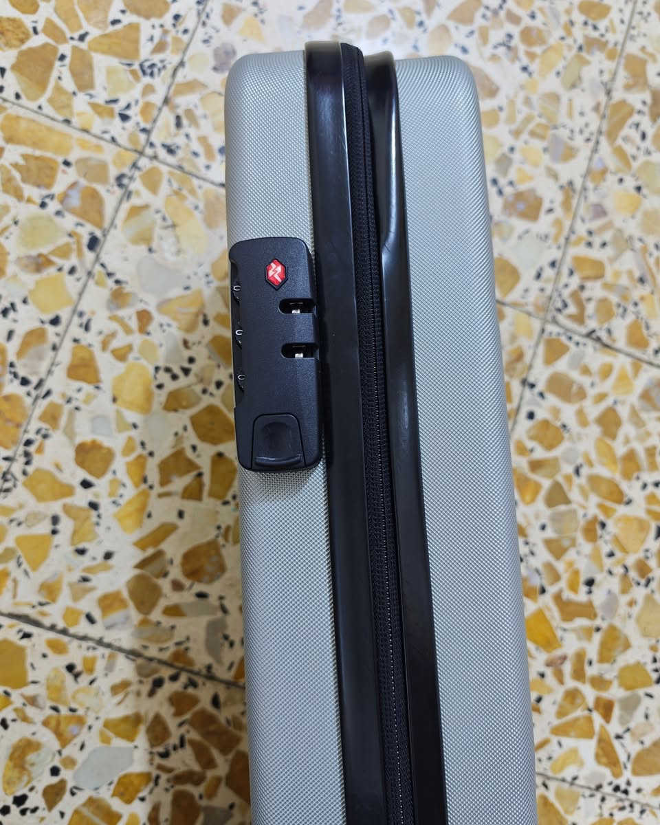 حقيبة بقفل رمز سري • طول ٨٠ • عرض ١٧