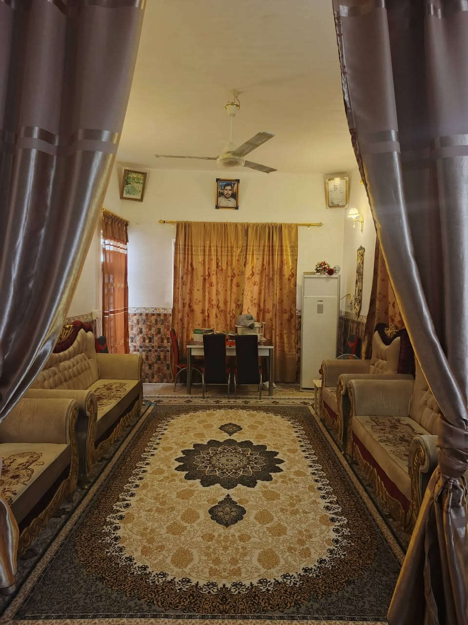 بيت للبيع موقع الانتفاضة الثالثه مساحه 220 بناء 150 حديقه 70
البيت موقعه تجاري ركن ع شارعين شارع رئيسي 60 وفرع مقابل البيت ساحات

البناء غرفتين نوم كبار

استقبال طول 6 عرض 4 

صاله طول 8 عرض 4 

مطبخ طول 4 عرض 3

حمامات داخليه ومجمع صحيات خارجي 

ومنور داخلي ومنور ع طول البيت ع شارع رئيسي 

للتواصل خاص او على رقم ***********
***********
 
السعر 280 وبي مجال بسيط
