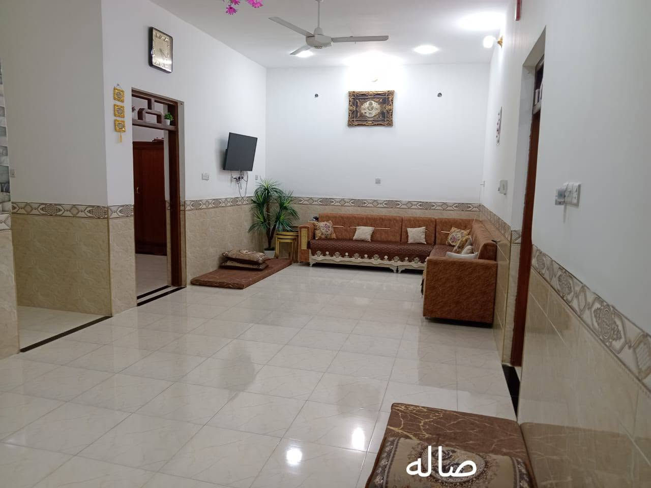 السلام عليكم عندي بيت للبيع مساحه 300 متر كامل من كلشي بناء حديث بي غرفتيت وصاله واستقبال وهول ومطبخ وكندور حمامات داخليه وخارجيه وكراج وحديقه  مرتب  العنوان حي الاكراد اتصل ودلل ***********
