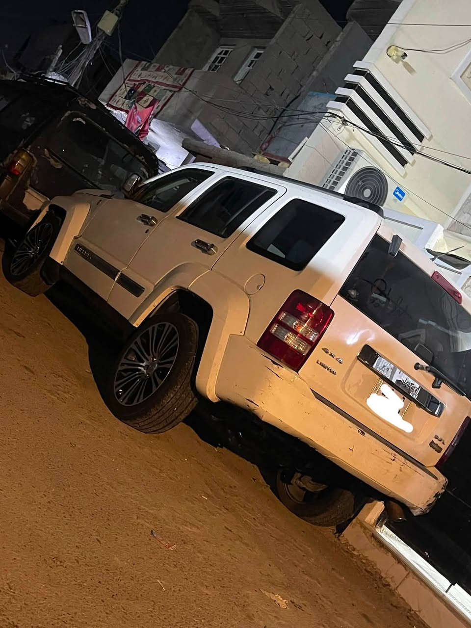 السلام عليكم أعيد النشر بسبب الوعود الكاذبه جيب لبرتي 2008 limited  فول مواصفات فتحة سقف داخل بيجي مكينه 3.7 خير من الله لاتنقيص لاتبخير كير تبريد كله جاهز الصدر الأمامي 50/100 الخلفي 75/100 مكانها بغداد السعر 65 وبيها مجال بسيط حك الجيه للاستفسار اكثر ***********
