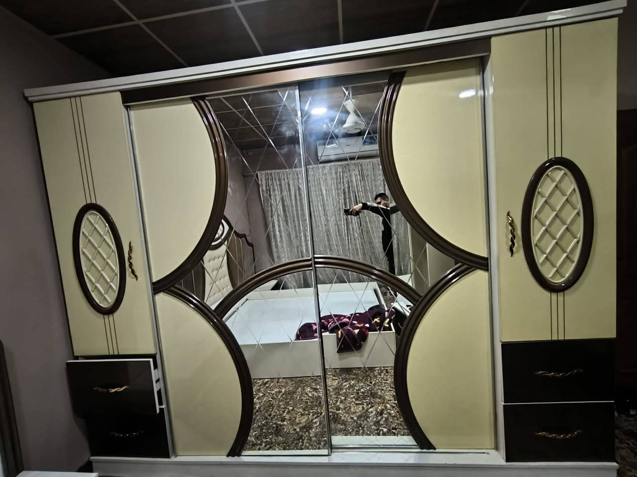 غرفه نوم للبيع ذني القطع الي بصورة فقط
سعرها ٥٠٠ 
***********
