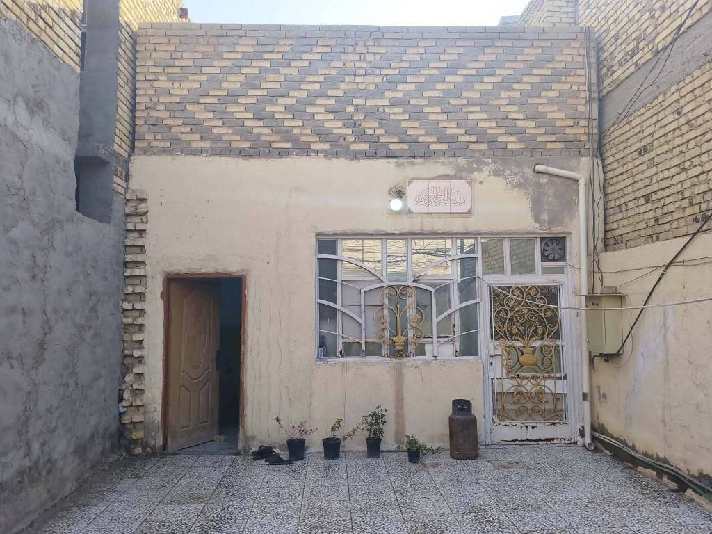 دار للبيع حي ميسان طابو صرف قريب جدا على شارع البوريات منطقة 22 مساحة 150 متر يحتوي على غرفتين وصاله ومكشوفات عدد2 صحيات عدد2 ومطبخ وغرفة فوك عايزة لبخ بورك وكاشي سقف شيلمان نظيف موبايل *********** ملاحظه يرهم مراوس
