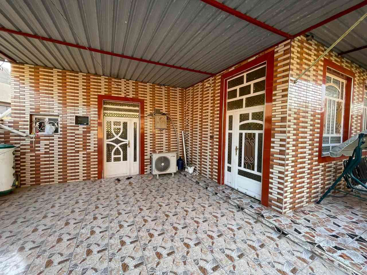 السلام عليكم 
‎دار للبيع المساحه ٢٢٠متر 
‎طابو زراعي سند٢٥ 
‎يتكون من غرفة نوم واحدة 

وكليدور واستقبال ومطبخ وصحيات ومناور وطارمة وحديقة كبيره 

‎المكان حله داخل الطهمازية عمود 102 بشارع عيادة الدكتورة خلود قريب الشارع العام  
‎للإستفسار الاتصال ع الأرقام او الخاص او الواتساب 
***********

السعر 63
