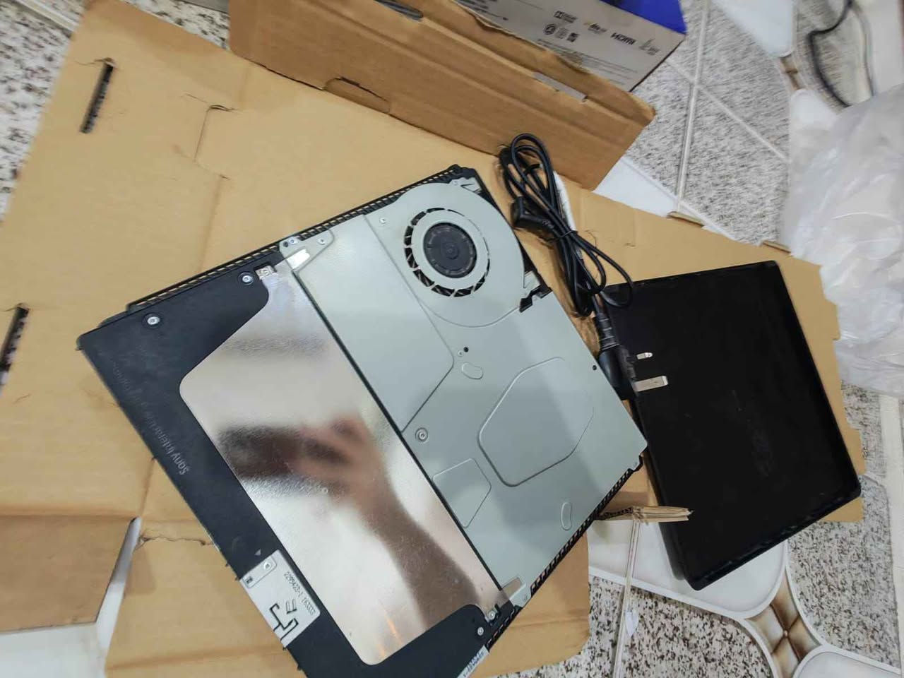 PlayStation 4 slim 

الجهاز شغال و نظيف و استعمال متوسط و نظافة 100% و اون لاين 

يمكن الفحص و التجربة 

المساحة واحد تيرا 

يجي وياه اربع جويستكات

و ست اقراص 

مو مفتوح ولا مصلح و الليبل موجود

السعر 450 

الموقع بغداد 

للتواصل واتساب  *********** بغداد, العراق
