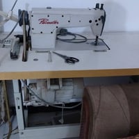 مكينة خياطة • نضيفة • بيها مجال بسيط