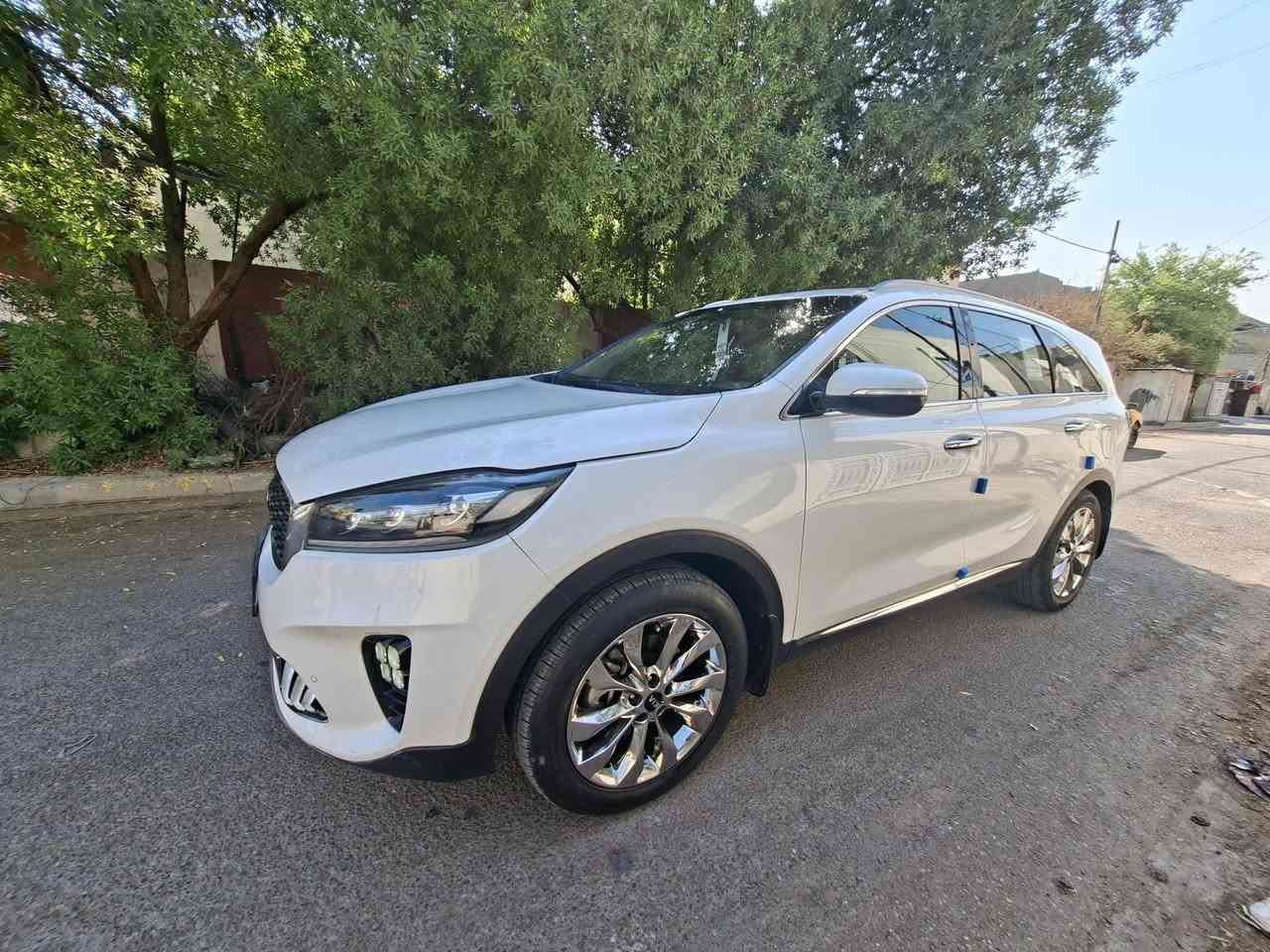 السلام عليكم 
كيا سورنتو 2020 خليجي 
. 6 سلندر 3500 
. 7 راكب
. 3 قطع تبريد 
. كشنات جلد + كهرباء
. مري شفط تحكمات جهتين 
. بردات خلفية 
. حساسات امامي خلفي
. رقم اربيل الجديد بأسمي هزه جديده 
. مكان السياره بغداد سعره 204 وبيه مجال بسيط للاستفسار 
***********
ملاحظه السياره بيه صبغ على كد شبرين بالباب الخلفي جوه الرقم وبارد بالجاملغ الامامي الايمن ومكينة كازكيت مسوي مكفوله من التبخير والتنقيص ووين يعجبك افحص
