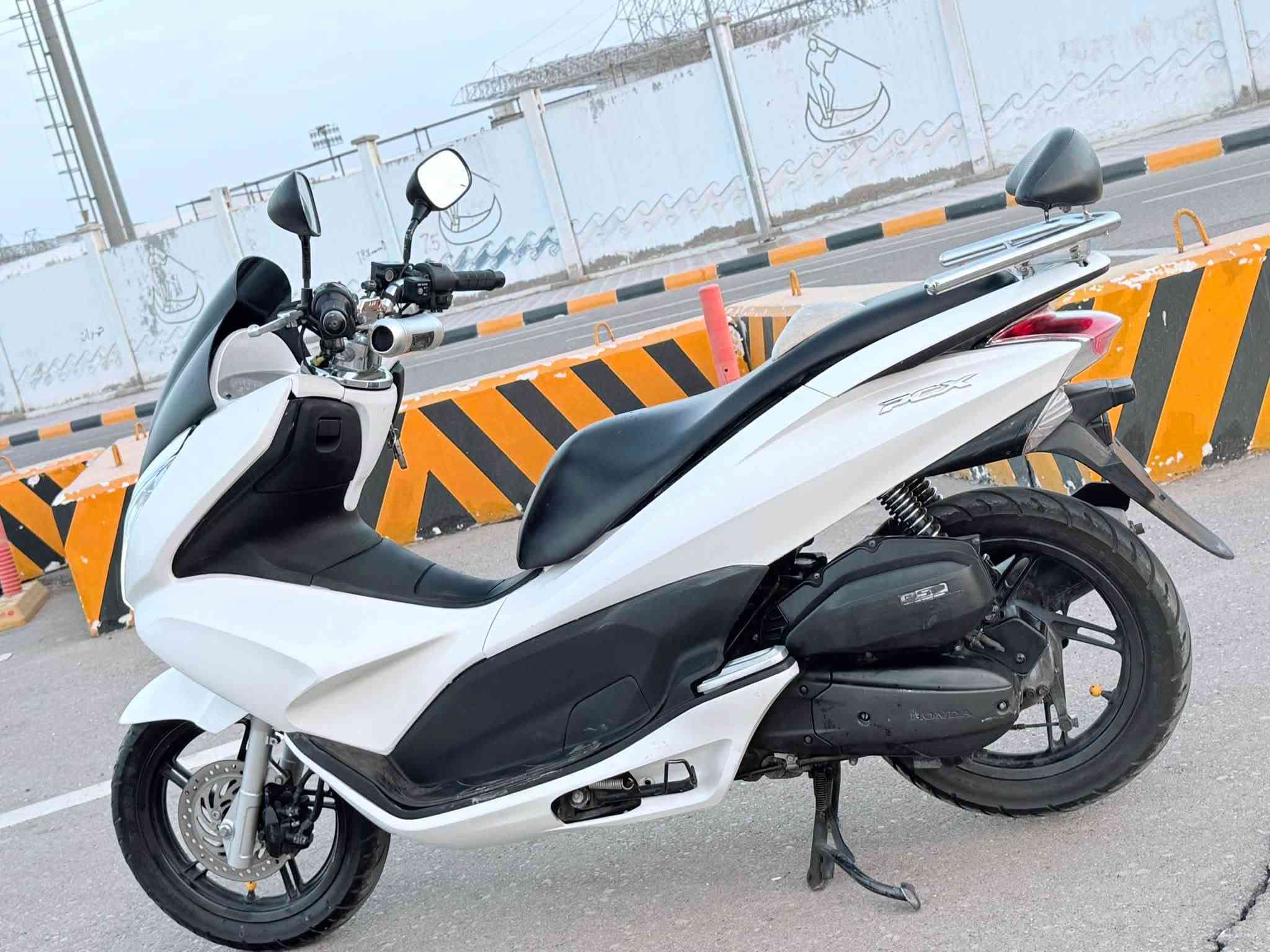 سلام عليكم pcx جيل اول ياباني jf 150cc
كفاله عامه من الكهربائيات الئ المحرك كلشي شغال بيه
السعر ١٠ وبيه مجال بسيط /ميسان
*********** وتساب او خاص اذ عندك شي

نص مكتوب في الصور:
- HONDA