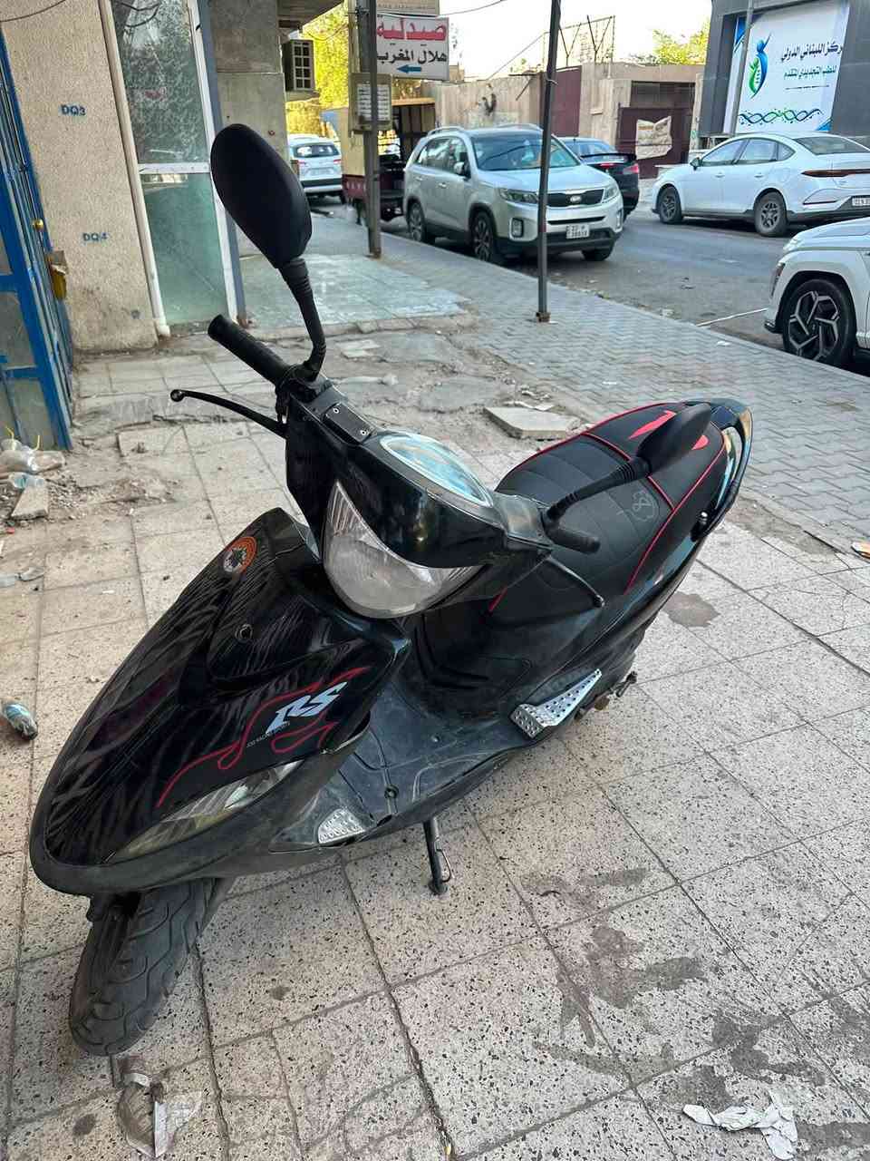 السلام وعليكم ماكس عدلة نضيفة رمبة قبل ٣ اشهر منزلها كهربائيات كلها شغاله انارة دشبول لونين عالي ناصي اشاير كلة شغال دراجة شلعة ومعدل خير من الله نكرة سلف وهندر بأي وكت مستعجل ع بيعتها سعرها ٥٥٠ الف وبيها مجال بسيط وياها المنفيس مالتها مكاني بغداد الشعب حي البساتين متواجد خاص 
نقصها ستاند تعليك مكسور والكفرات يرادلهن ضب 
***********
