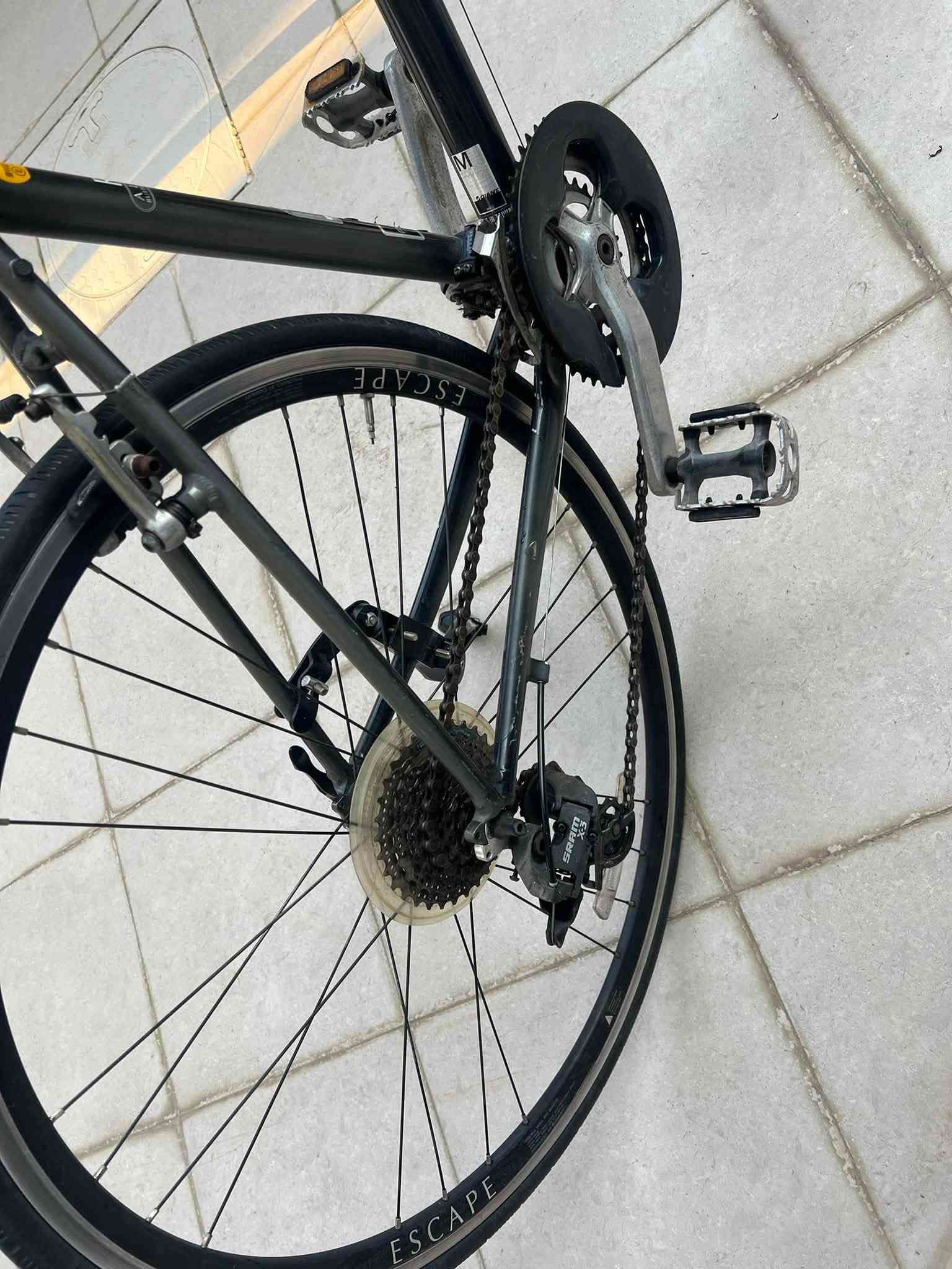 :

🚴‍♂️ للبيع دراجة Giant Escape – قياس M

دراجة Giant Escape بحالة جيدة، مناسبة للرياضة والتمارين والمشاوير اليومية، وخفيفة وسريعة على الشارع.

وياها ( خوذه + بك لايت+ بدله من BORA/Red bull  مع حشوه جل للمقعد)

🔹 الماركة: Giant
🔹 الموديل: Escape
🔹 القياس: M
🔹 قياس العجلات: 700C / 28
🔹 التبديلات الخلفية: SRAM X3
🔹 التبديلات: 3 أمامي × 8 خلفي
🔹 فرامل: V-Brake
🔹 إطارات Escape
🔹 كرسي مريح وقابل للتعديل
🔹 الدراجة جاهزة للاستخدام

مكاني بابل /الحله 
توصيل موجود
سعر220 الف وبيها مجال بسيط 
***********
