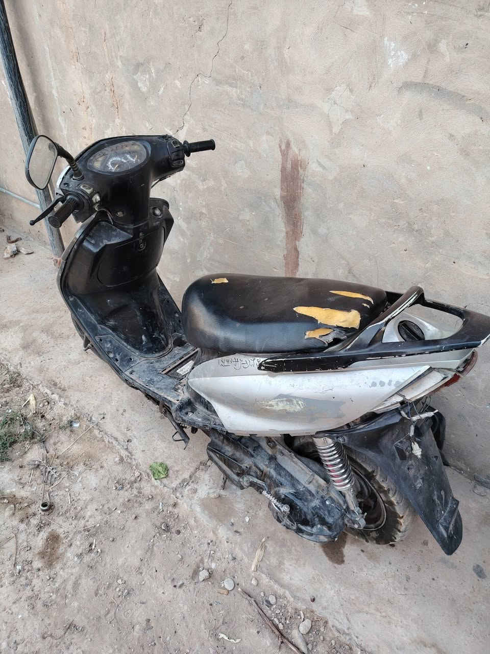 السلام عليكم ماكس ثعلب للبيع محرك مجغت جديد بعده ماساحك بس كابريته اتخربط السعر ٢٠٠ وبيه مجال مكان مكيشيفه الشراي يتصل ***********
