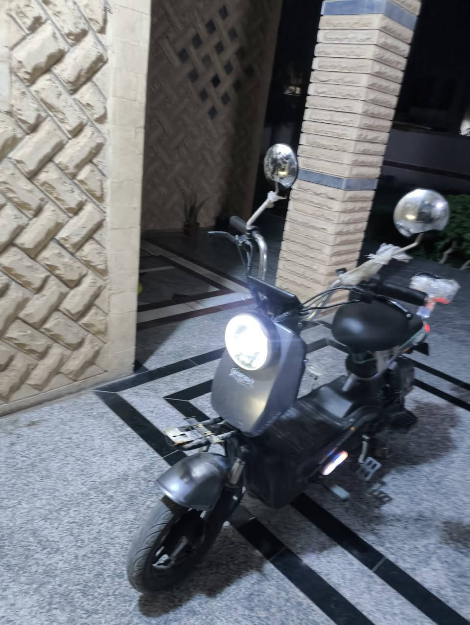 موطور شحن للبيع موطور نضيف بطاريات نضيفه بس وحده 10ونص السعر 150 بي مجالل رقم ***********
