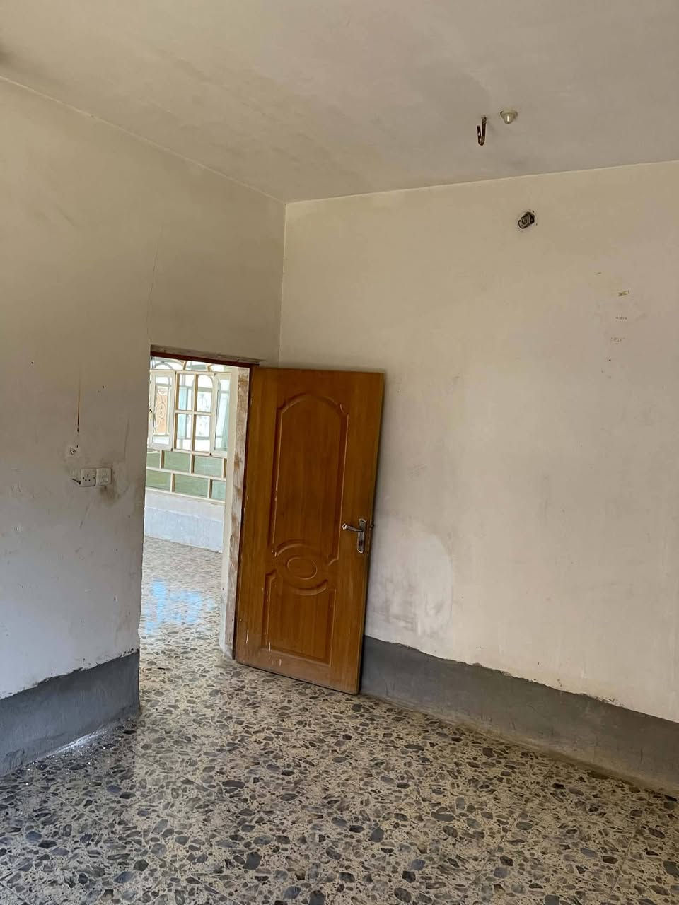 شقه موثثه الايجار  🏠طابق ثاني معزوله ✅

مطلوب عائله زغيره اوطالبات ✅

تحتوي على غرفة نوم ومطبخ وصحيات  +مولد وطني مجاني ✅ 

الاثاث غساله اوتماتيك كاونتر  فلتر ماء ثلاجه طباخ كنتور و3جرابي ومكيف ✅ قيمه الايجار  450✅

الموقع 🌏 حي الجامعه مقابيل  كليه طب الأسنان ‎***********متوفر واتساب ✅
