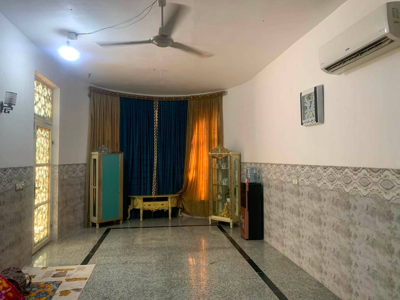 سلام عليكم بيت للبيع مساحه 975 واجهيه 19 ونص ونزل 50 البيت طابقين ، الطابق الاول غرفتين وصاله وستقبال ومطبخ حار ومطبخ بارد وحمامات داخليه وخارجيه طابق الثاني غرفتين وصاله بدون لبخ موقع البيت ع طريق الطبر منطقه الدسميه ع الشارع العام قرب ملاعب الصداقه متوفر كافة الخدمات للاستفسار ***********
***********

