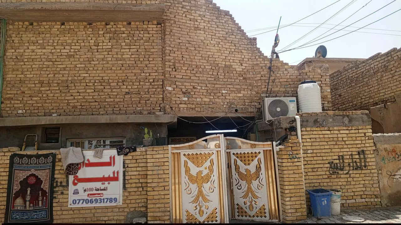 بيت للبيع المساحة 💯 مربعة قاطين بناء قديم مكون من ثلاثة غرف واستقبال وملحقاتة واقع حال اول فرع بمسقط مقابيل كازينو الملوك السعر50 وبي مجال
