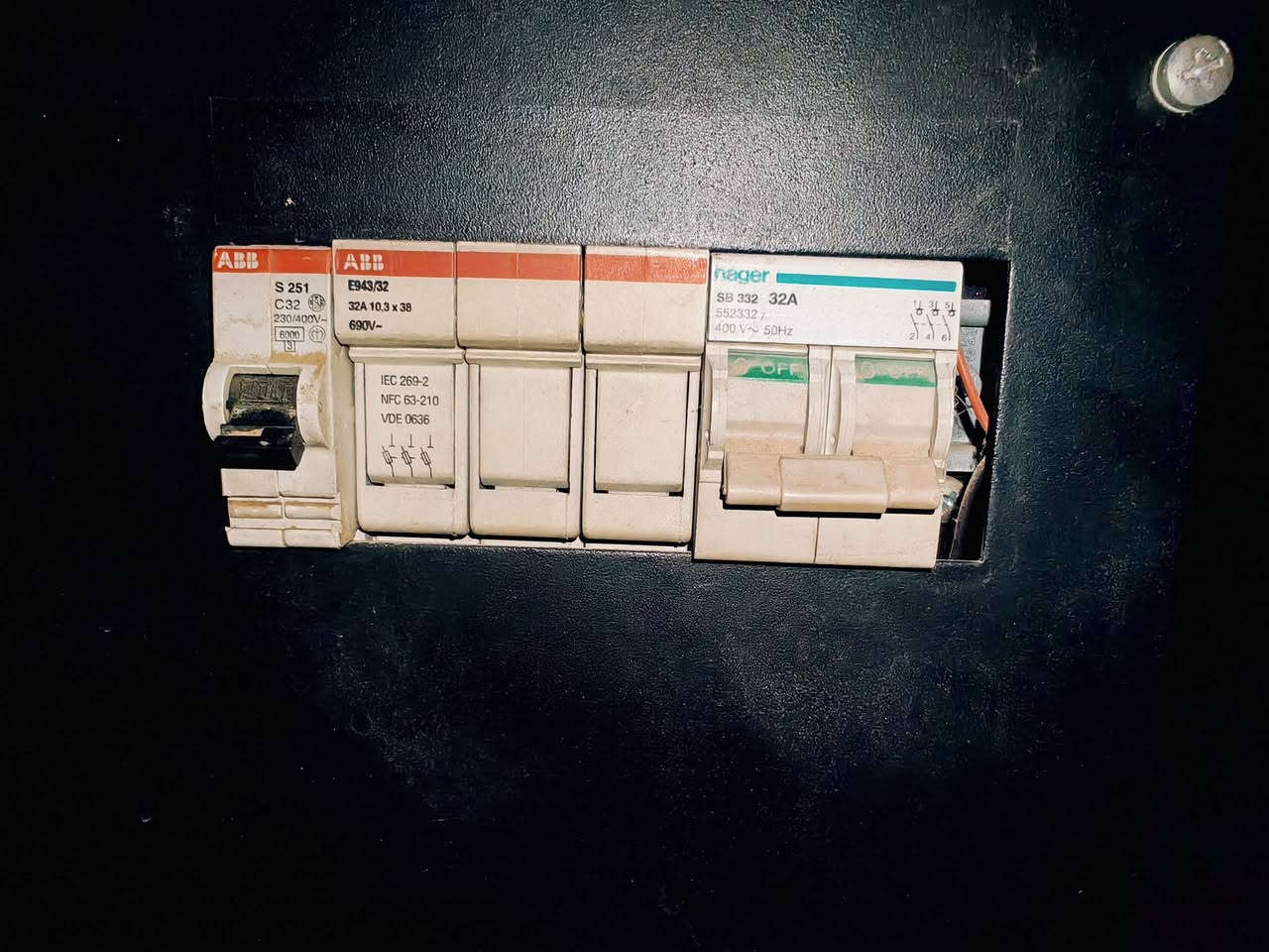 السلام عليكم UPS يحتاج بطاريات المواصفات  UPS صناعي 6KVA / 4.2KW بدون بطاريات 
UPS صناعي قدرة 6KVA – 4.2KW
Input: 230V AC – 50Hz
Output: 230V AC – 50Hz
Input Current: 20A
Output Current: 17A
صناعة أوروبية – اعلى سعر ابيع 
مكاني بغداد

