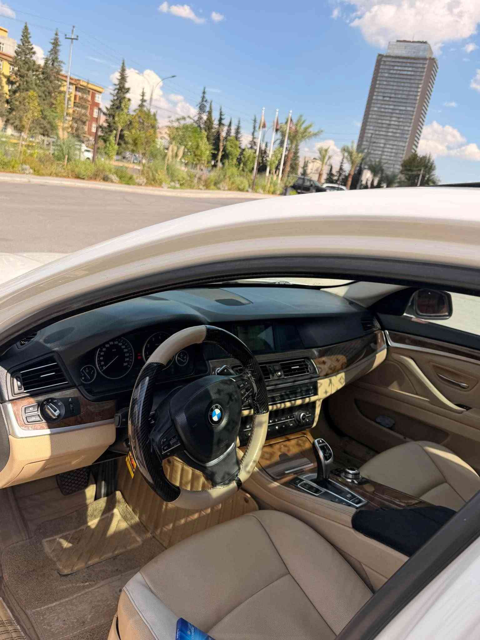 Bmw 2012 شركة عروش F10
بي ام ٢٠١٢ محرك ٦ سلندر نوزل قصير  بنزين مرغوب f10 
ماشية ٢٨٠km
خليجي داخل اصفر فول فول 
سيارة شركة عروش 
مواصفات فول فول
كشنات جلد تدفيئة 
كشنات كهرباي ميموري 
شاشة 
٥ كاميرة 
مراية شفط
فتحة حجم كبير 
٣ گير كير شفط 
٣ مود سبورت +يكو+ كومفورت +سبورت 
٥ بردة
صبخ/ جملوخ و ربع باب يعني قطعة و نص بدون دواخل و ارباك شرط 
كير محرك شرط 
مكاني دهوك 
سعر ١٢٥ورقه بس بيع 
***********واتس اب كورك دهوك, العراق
