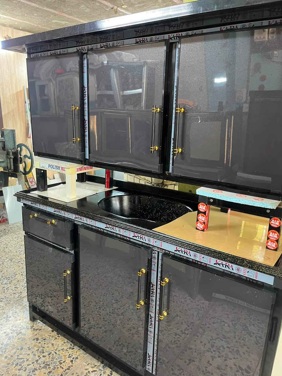 كاونترات حسب الطلب 
كاونتر قياس مترين ونص 
سنك مرمر قياس متر ونص 
0780237912”

نص مكتوب في الصور:
- ***********
- ***********