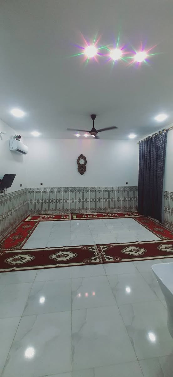 دار سكن للبيع مساحه 200م حي الحكيم نزلت التمايمه 
يبعد عن الشارع 250م
🔷 وجها عله ساحه ركن وشارعه  20 بناء حديث طابوك وسكف صب 
🔷 يتكون من غرفتين وصاله ومطبخ واستقبال وطرمه وصحيات داخليه وخارجيه طابو زراعي 25 ومرقم من بلديه 
السعر والاستفسار على الرقم
***********
