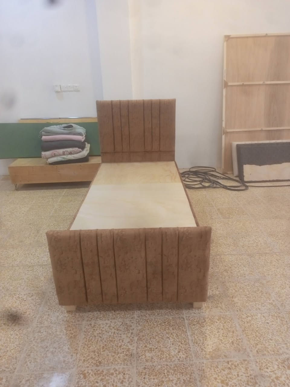 معمل ومعرض نجارة الفاضليه للاثاث الراقي 
العنوان قرية الفاضليه مقابل جامع الزيتون 
سرير نفر فصال تركي 
خشب بلوك 14 ملم 
عدد الارجل 6
عدد الجسور 7
قماش حسب الطلب 
القياس 90*200 
السعر 125 الف
للاستفسار الاتصال 
***********
