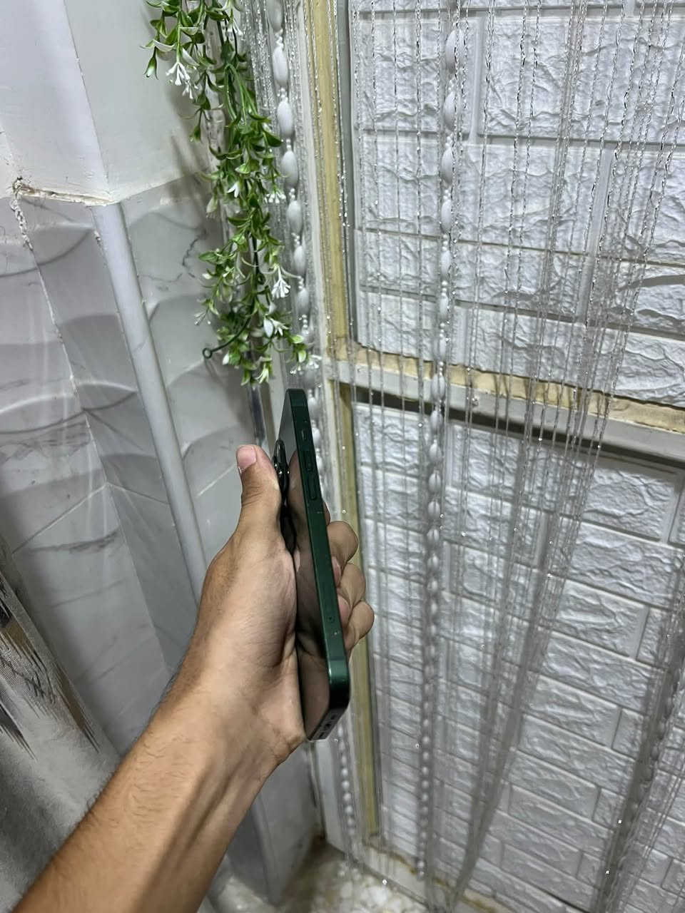 للبيع ايفون 13 عادي ذاكره 128 بطاريه 75 جهاز نضيف كلش شوفت عينك وتر ما مفتوح كله شغال لون مميز جهاز فقط كيبل وياه اصلي والسعر 435 الف بي مجال للشراي رقم واتساب ***********
