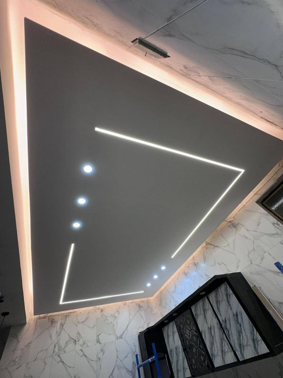سلام عليكم نعمل جميع انواع الديكورات والأصباغ وترميم المنازل بأسعار مناسبه رقمي *********** مصطفى 📞
