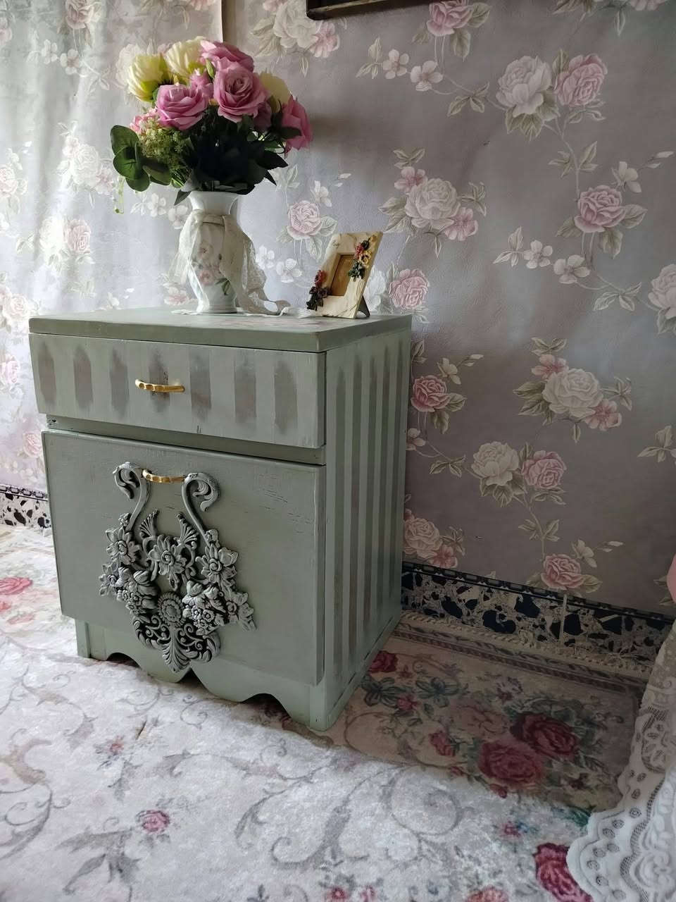 🌿✨ للبيع | كومدينة فنتج ✨🌿
قطعة مميزة بطابع فنتج ريفي أنيق 🤍
باللون الأخضر الرمادي المعتّق، مع زخرفة بارزة ولمسات ذهبية ناعمة تعطيها طابعًا قديمًا وفخمًا 🌹
مناسبة لغرفة النوم، الصالة أو كقطعة ديكور مميزة تضيف لمسة دافئة للمكان.
💰 السعر: 25 فقط
🌸 قطعة مميزة لعشاق الفنتج والقطع ذات الطابع القديم 🌸
كلاسيك فنتج | Classic Vintage 🤎
