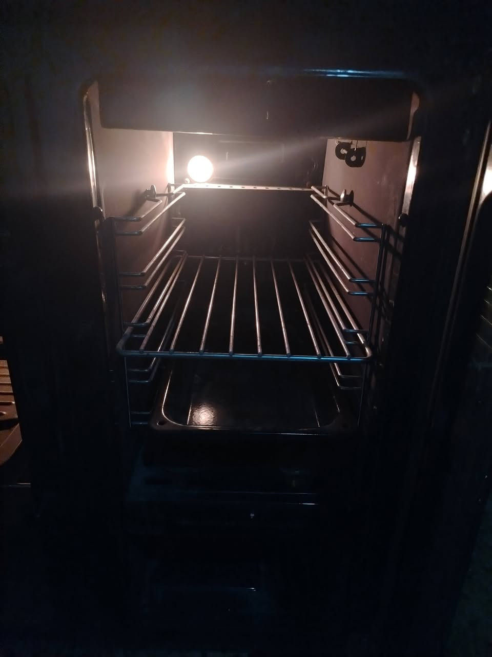 طباخ كهروغاز متروك يحتاج تصليح بس العين وحدة ٣ أفران ٢ كهرباء واحد غاز كلهم شغالات السعر ٣٥٠ وبي مجال بسيط العنوان :مدينة الصدر الرقم ***********

