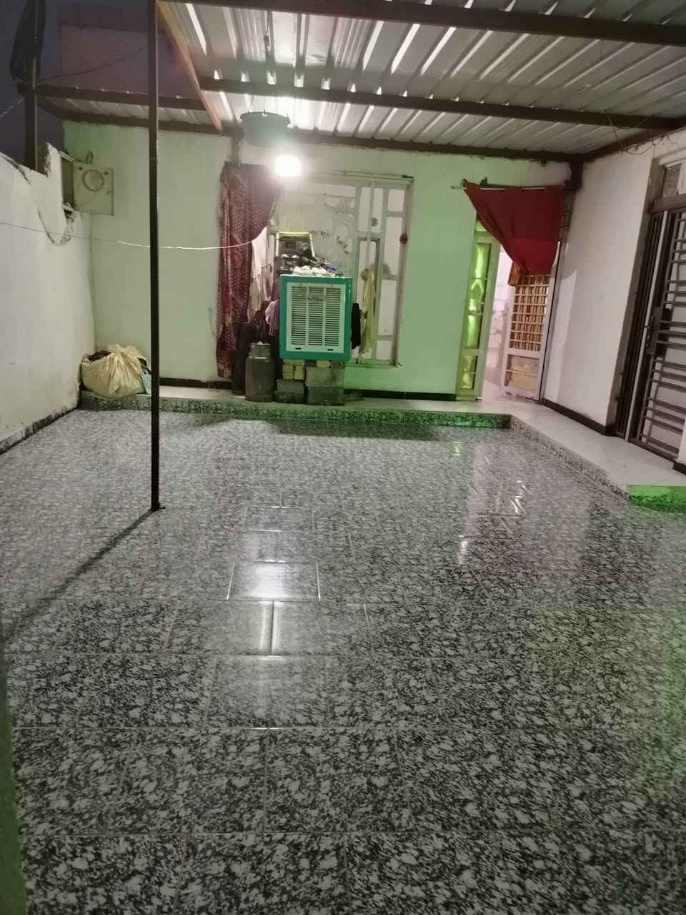سلام عليكم ورحمة الله وبركاتة بيت للبيع مساحته 220 متر بيت ساحه وصحيات خارجيه وداخليه وديوانيه ومطبخ وصاله وغرفتين ومنور خدمات مجاري ماي كهرباء كلشي متوفر الشوارع راح تبليط عن قريب  سعر 65 مليون وبي مجال بسيط بس الشراي ينتصل على هذا الرقم ***********
