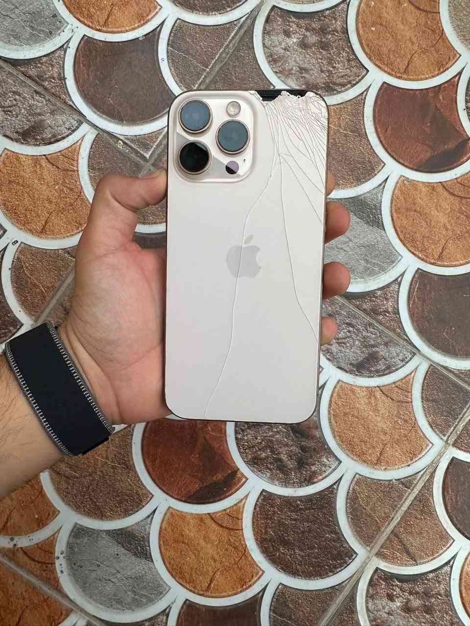 السلام عليكم 
جهاز ايفون 16pro max
بطاريه 93 
ذاكره 512
لون ذهبي 
بي كسر بالظهر ممأثر على الكامره ولا على شكله 
الجهاز كلش كلش نظيف ما بي اي عيب 
سعره مليون و100 وبي مجال حك الجيه 
مكاني ديالى بعقوبه 
للاستفسار ***********
