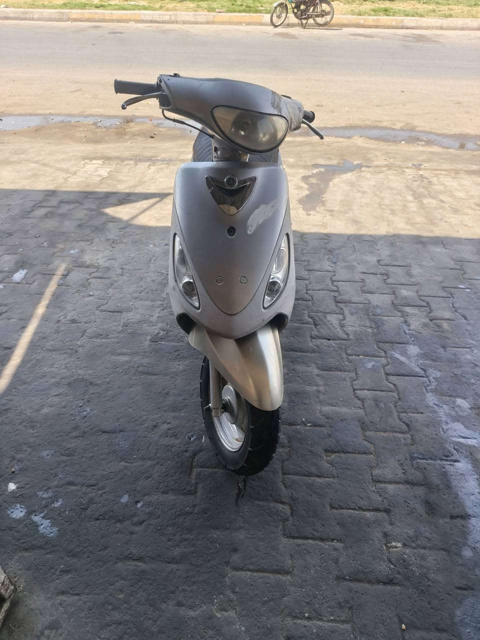 سلام عليكم دراجه للبيع مكينه ما مفتوحه ناعمه كفرات بلاد مختمه دراجه تخبل كهربائيات كله شغاله بس باتري شويه ضعيف السعر 500 وبيه مجال حك جيه رقمي ***********
