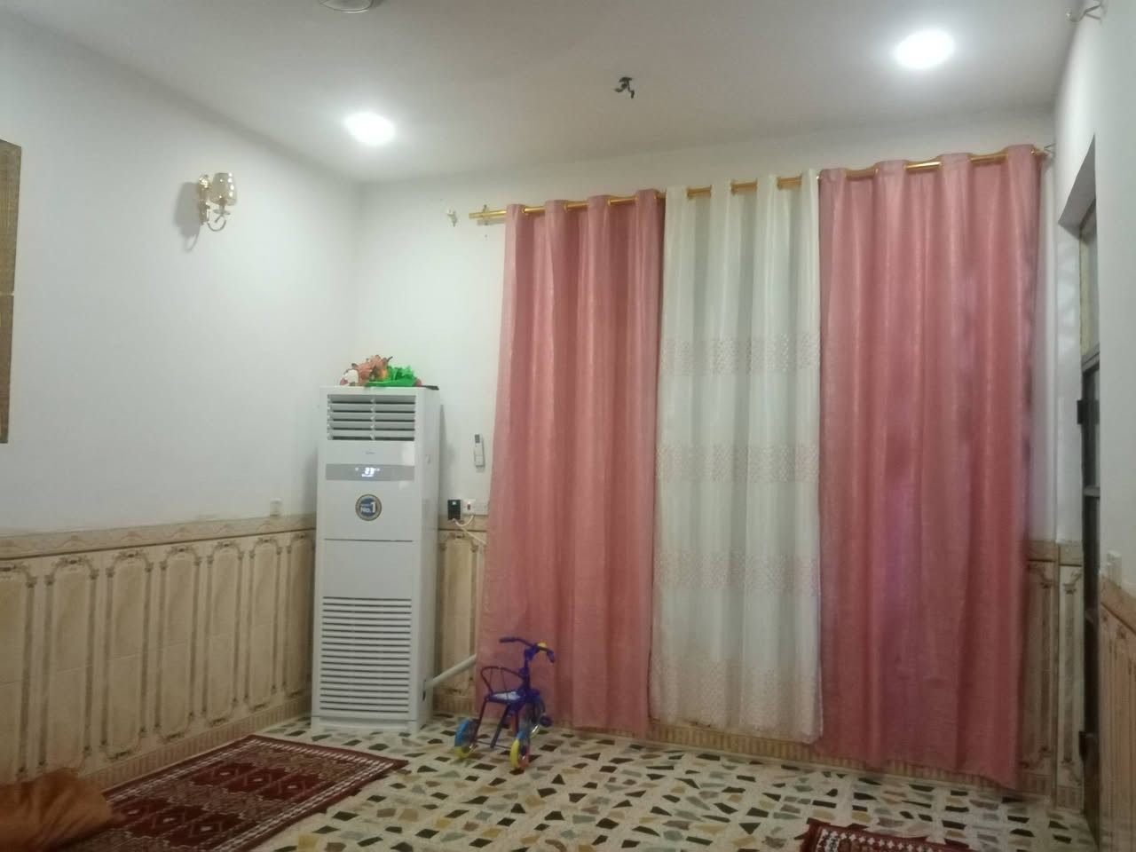 سلام عليكم
دار للبيع في خالصه حي رسول بضهر مكتب ابو احمد الدبي مساحه ١٠٠ متر مربع ركن طابو صرف بسمي بيت نضيف طابق ونص غرفتين نوم وصاله ومطبخ واستقبال وصحيات داخليه وخارجيه بيت نضيف لارضيه كاشي جدران سيراميك درج مرمر وعالي عن شارع نص متر تقريبن البيت حالين مئجر سعر البيت 65 مليون وبي شي قليل لشراي (رجاً مو شراي لا يتصل يتعب نفسه ويتعبني)
***********
وات ساب 
***********
وات ساب
