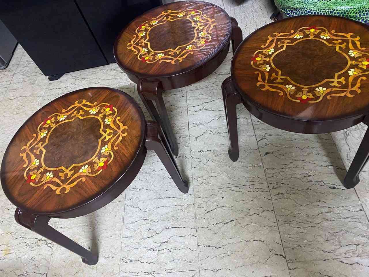 مجمدة عامودي + ميز طعام +طبلات عدد 3 + ثلاجة للبيع للاستفسار ***********
