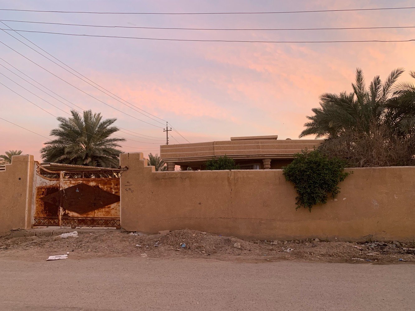 بيت مساحة ١٠٠٠م للبيع شبه متروك زراعي السعر ١٨٠ مليون دينار الموقع شمال بغداد التاجي شارع عمشة للتواصل ***********