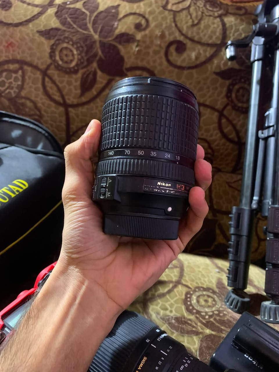 نيكون D7100
مع عدسه 70-300
مع عدسه 18-140
ستاند ثلاثي 
بطاريه +شاحنه
وجنطه وناقل للصور 
سعره 600 وبيه مجال 
متواجد على الرقم ***********
