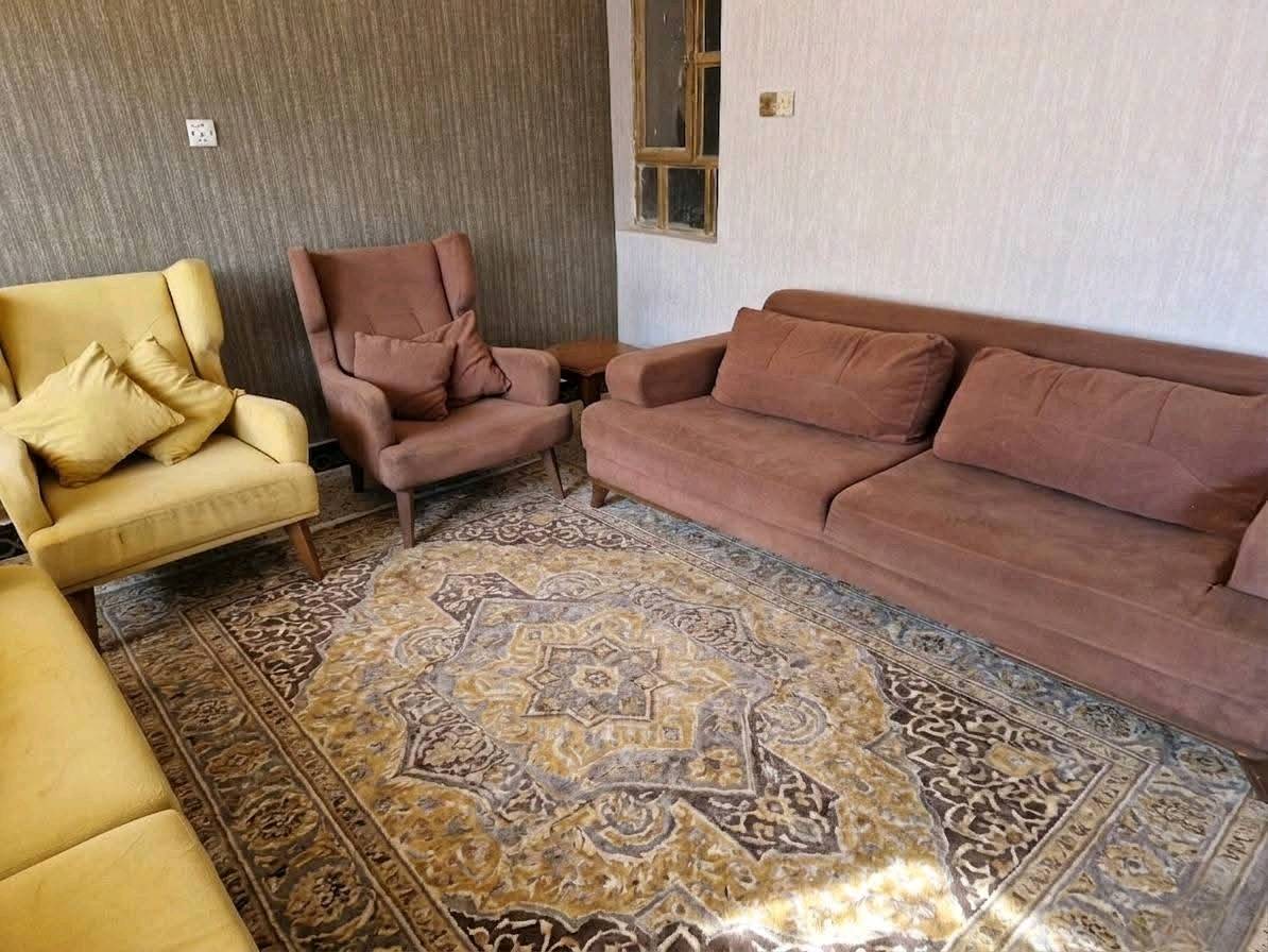 كاونتر تسكام باب اول ٣ قطع ب ٣٥٠
تخم ملكي ١٠ مقاعد زان ب ٣٠٠
عربانه صنع الماني مع كريكوت ب٥٠
تخم تركي ملون ٨ مقاعد يتحول سرير اسفنج نازل شويه ب١٠٠
المكان بغداد الامين الثانيه نواب الضباط 
تواصل *********** واتساب