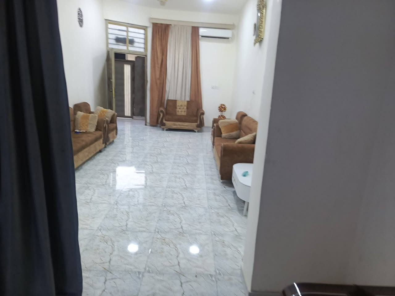 بيت للبيع حي بغداد المربع الذهبي خلف مجلس محافظة مباشرةً بجانب المدارس الصينيه واعدادية الصناعة 
4 غرف نوم + صحيات خارجية وداخلية 
بيت طابقين 
مطبخ + استقبال+ صالة 
بناء طابوق بناء حديث 
للاستفسار ***********

