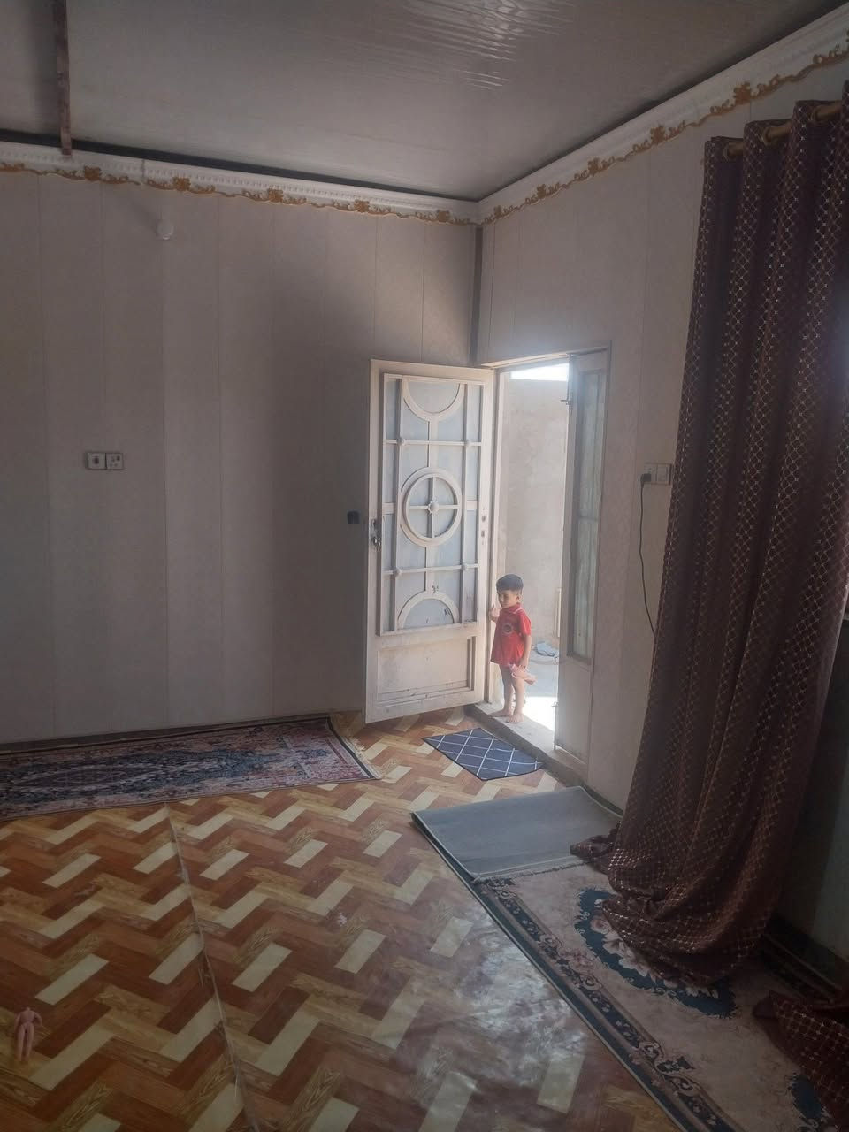 بيت البيع مساحته ١٣٥ بناء صار سنه ونص جديد بنزله صيدليه نخله ثاني فرع عن شارع بيت جاهز شراي يراسلني واتساب لو اتصال بخدمتكم ***********

