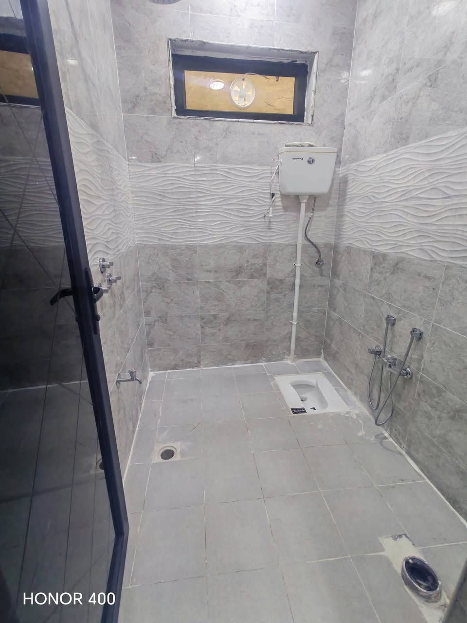 🏠 بيت للإيجار – التقية الثالثة

✨ بيت جديد 

يتكون من:
▪️ غرفتي نوم
▪️ صالة واستقبال
▪️ مطبخ
▪️ حمام داخلي
▪️ حمام خارجي
▪️ كراج

💰 الإيجار: 400 ألف دينار شهرياً
📌 الدفع مقدماً: شهرين أو ثلاثة أشهر

🏢 مكتب الرواسخ للعقار والمقاولات العامة

العروبة مقابل مطعم جود 
📞 ***********

نص مكتوب في الصور:
- HONOR 400