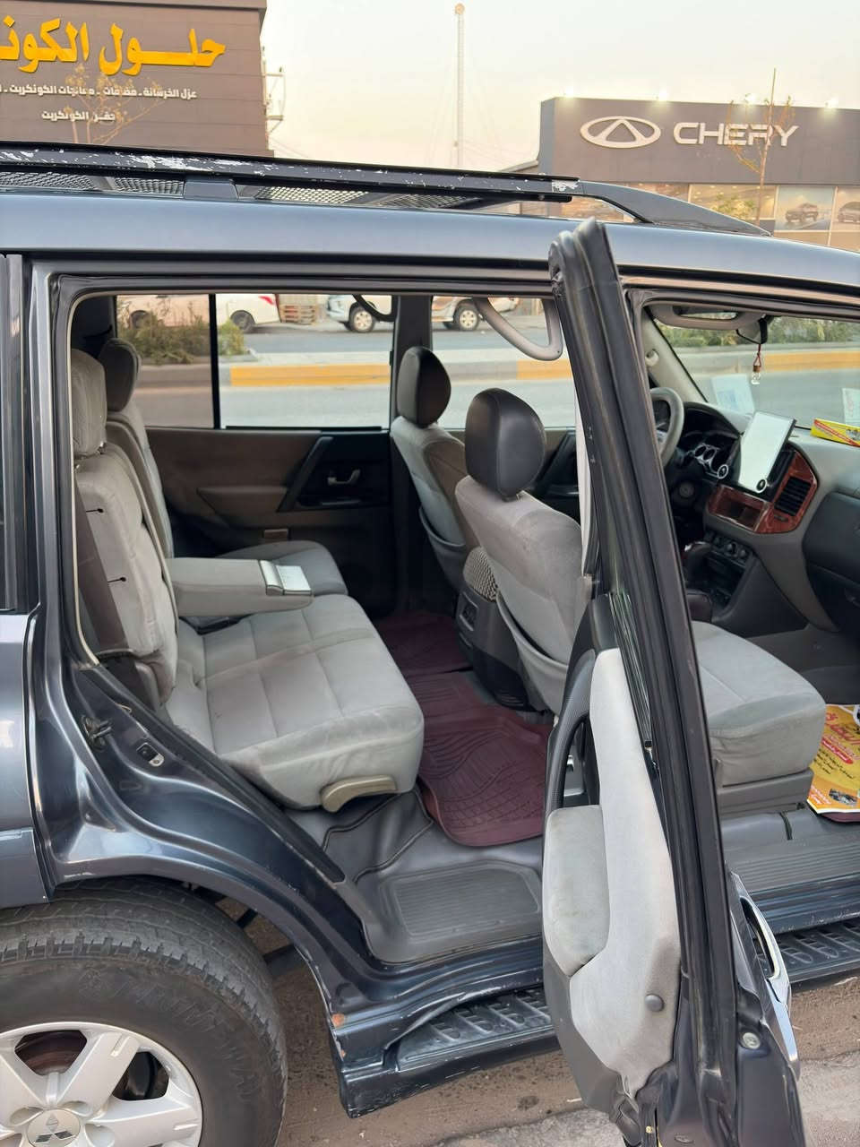 وينه الي يدور النظيف. باجيرو بجعة موديل ٢٠٠٧ وارد خليجي محرك ٣٨٠٠ المحرك المرغوب في باجيرو تبريد ثلاث قطع ثلج ٧ راكب .  ان شاءالله الي أصير من نصيبه ما يخصرعليه لأن حدادية جديدة واصلي كير محرك نظيفات  دوشمة بلاديه جديدة صبغ بلاد بس بيه جرد بالبنيد  قليل  اي استفسار الاتصال على الرقم ***********. السعر ٩٠ وبيه مجال بعد المعاينة

