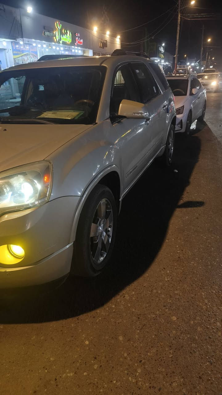 *مواصفات GMC Acadia 2008 وارد خليجي فول مواصفات - اللون الذهبي* 👑

### *1. المحرك والقوة*
- *المحرك*: 3.6L V6 DOHC 
- *القوة*: 275 حصان @ 6500 rpm
- *العزم*: 328 نيوتن.متر
- *القير*: 6 نمر اوتوماتيك FWD او AWD

يالله اللهم صل على محمد وال محمد 
كل شي مذكور 👇👇
بيع او مراوس سيارة حمل بيك اب 
 *2. المواصفات الخارجية - فول SLT2*

- *اللون*: ذهبي شمبانيا / 
- جنطة لمس *: 18 انش كروم
- *الاضواء*: زنون HID مع لد نهاري + حساسات اضاءة
-  اشارة بالمريا 
- *السقف*: فتحة سقف بانوراما كبيرة
- *الحساسات*: حساسات خلفية + كاميرا رجوع
- *الخطاف*: جراب سحب امامي وخلفي كروم

 *3. المواصفات الداخلية - فول*
- *المقاعد*: جلد فخم  مشمشي  7💺راكب. الصف الثاني كابتن سيت
- *التدفئة*: مقاعد امامية كهرباء وخلفية مدفية + ستيرن مدفي
- *التكييف تبريد 🥶*: دبل زون اوتوماتيك + تكييف خلفي منفصل ثلاث قطع تبريد خير من الله 
- *الشاشة*: شاشة DVD سقف للركاب الخلفيين + سماعات Bose 10 سماعة
- 
- *الذاكرة*: كرسي السايق كهرباء + ذاكرة + مرايات ذاكرة
- *الامان*: 6 ايرباك + نظام ثبات + مانع انزلاق + مراقبة ضغط الالاطارات
مكفولة من الضربة والعيب الشرعي راعيها بالبصرة مكان السيارة قضاء الدير قرب المحكمة 
سنوية انتهت الشهر الرابع 
رقم بغداد مشروع وطني تتحول وين مايعجبك 
ترايك وين ماتحب الحمدلله 
حدادة كلها جديد وكالة 
طخم تاير 
محرك وكير نعمه من الله 
سيارة جاهزة مال جناي 
بيها ضربة باب الخلفي جهة مقابيل السائق دعمني ابن حلال ورايح وهي واكفة الله يغفرله 
تفاصيل اكثر ***********
***********
السعر 95$ وبيها مجال حك الجية 
وبخدمة الطيبين 
وربي يرزق الجميع بحق محمد وال محمد 🥰
